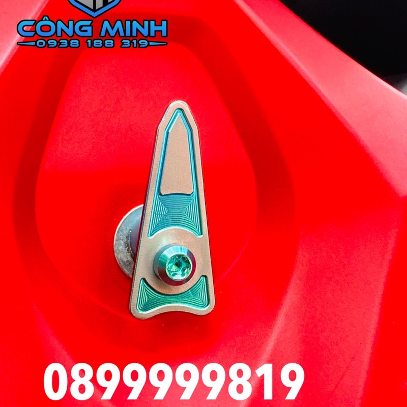 Móc Treo Đồ Titan Gr5 Gắn Cho Vario,Click
