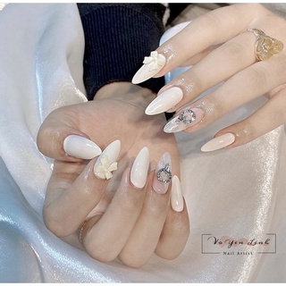 Nail box màu trắng sữa kèm charm