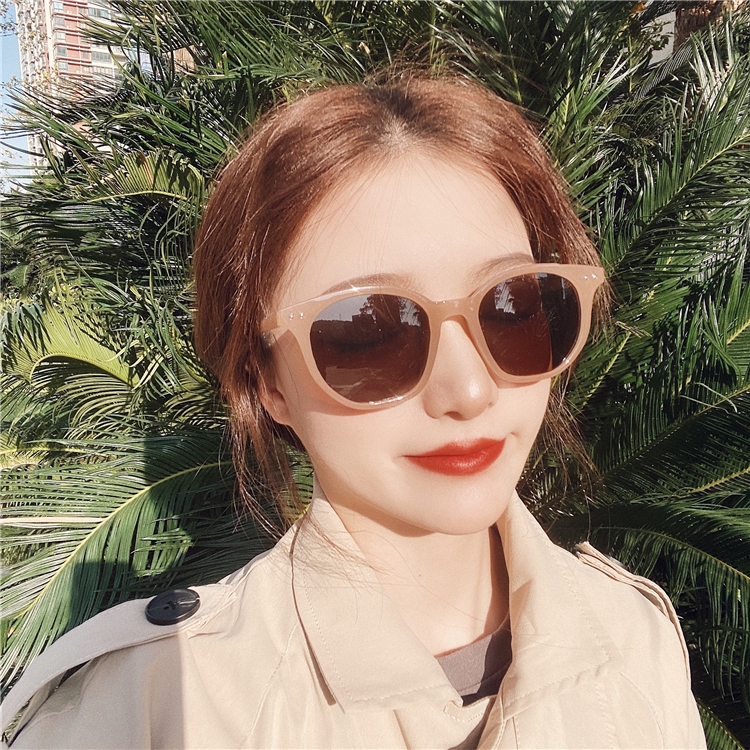 Kính mát gọng vuông phong cách độc đáo thời trang | BigBuy360 - bigbuy360.vn