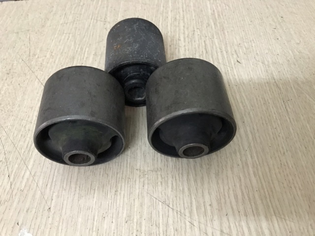 Cao su sắt bắt thanh giằng dọc Daewoo Matiz 1,2 , Chery QQ3 Giá bán tính :  1bộ  .