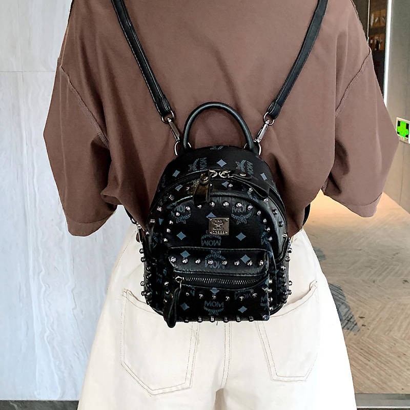 Đinh tán Mini Shoulder Bag Nữ 2020 Phiên bản tiếng Hàn mới của hàng trăm ba lô nhỏ Túi du lịch đa túi QI cao cấp