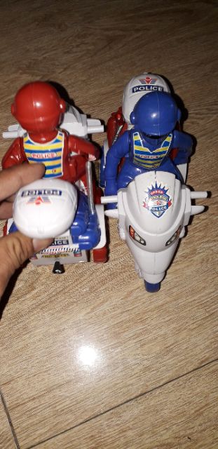 Set 2 xe mô tô bằng nhựa chạy dây rút có chuông rất đẹp