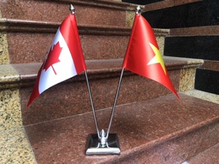 Cờ để bàn canada và việt nam