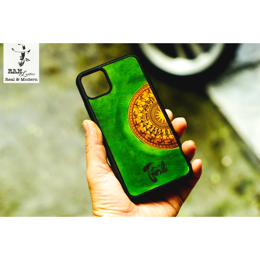 Ốp Lưng Iphone RAM Leather Da Bò Italia Vegtan Trống Đồng Việt Nam Xanh Lá