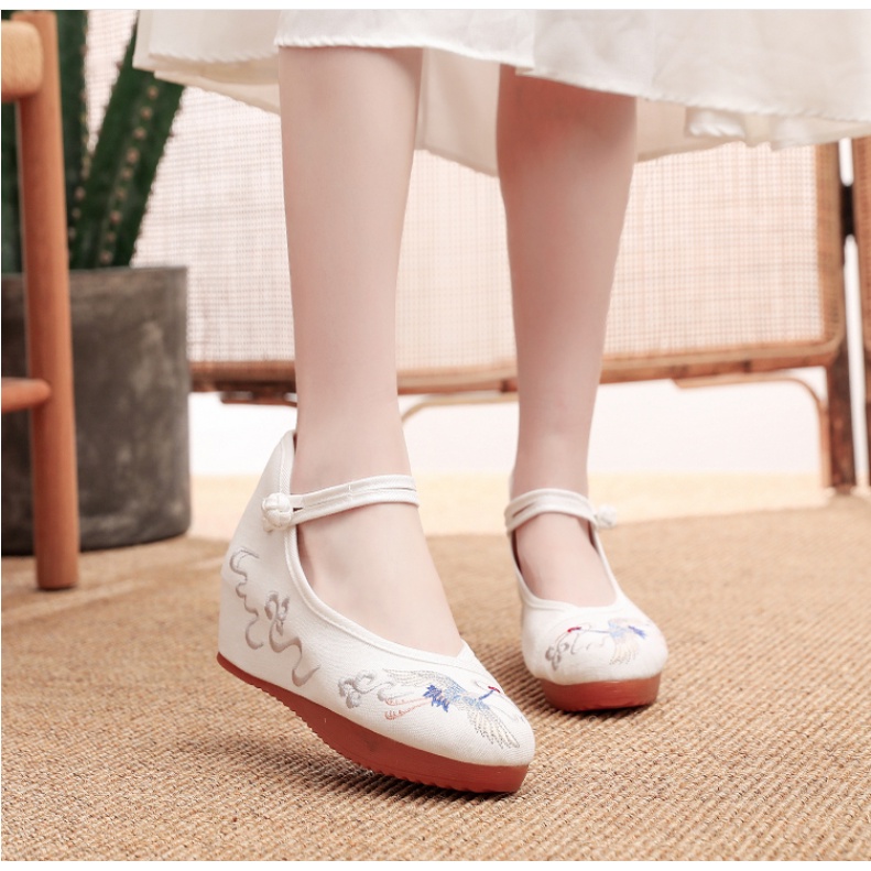 Giày Cổ Trang Thêu Hạc mẫu mới năm 2023