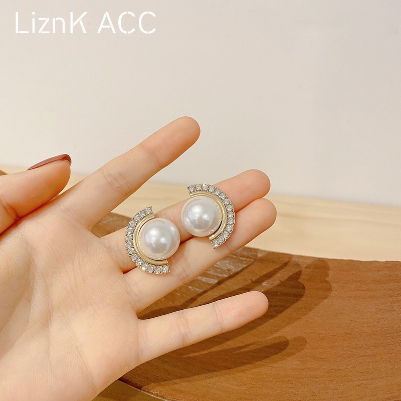 Khuyên tai nữ cá tính bản to hạt ngọc viền óng ánh trẻ trung cá tính phong cách Hàn Quốc