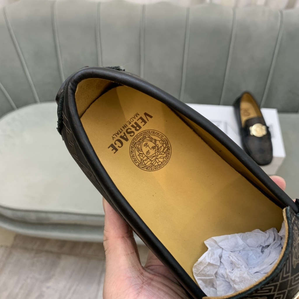 Giày lười nam da thật VERSACE thiết kế mang phong cách cổ điển, thanh lịch với họa tiết được in trên mặt da bắt mắt