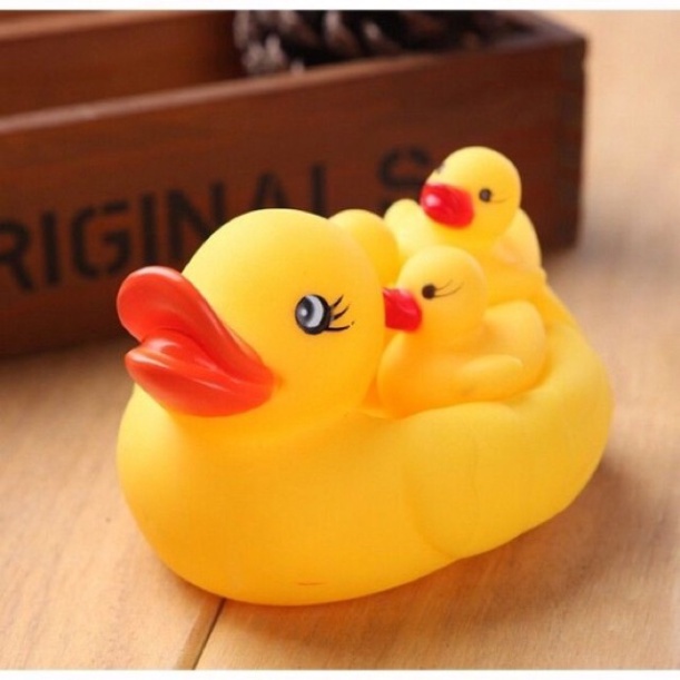 Vịt Thả Bồn Tắm 1 Mẹ 3 Con Kêu Chip Chip, Vừa Làm Đồ Chơi An Toàn Cho Bé