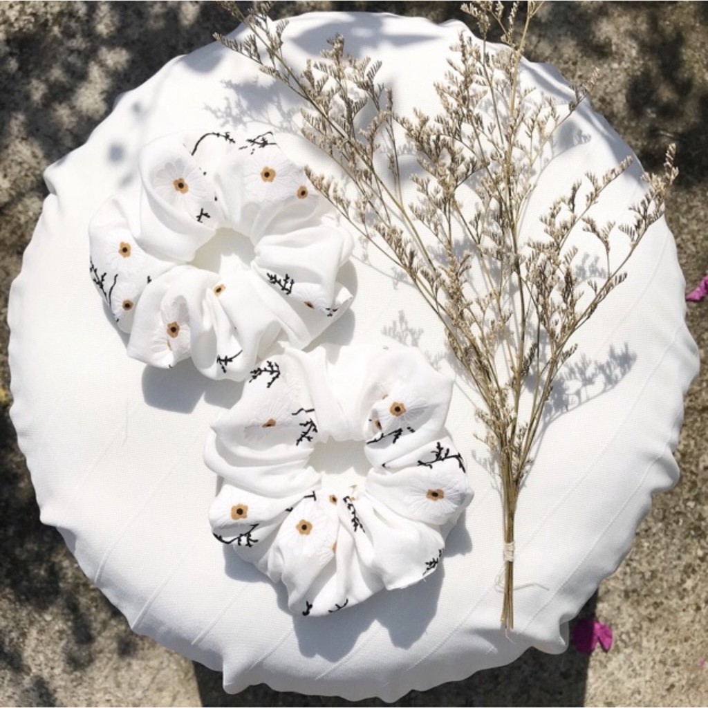 Cột tóc vải, Scrunchies hoa trắng
