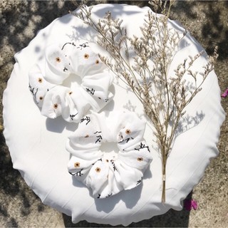 Cột tóc vải, Scrunchies hoa trắng