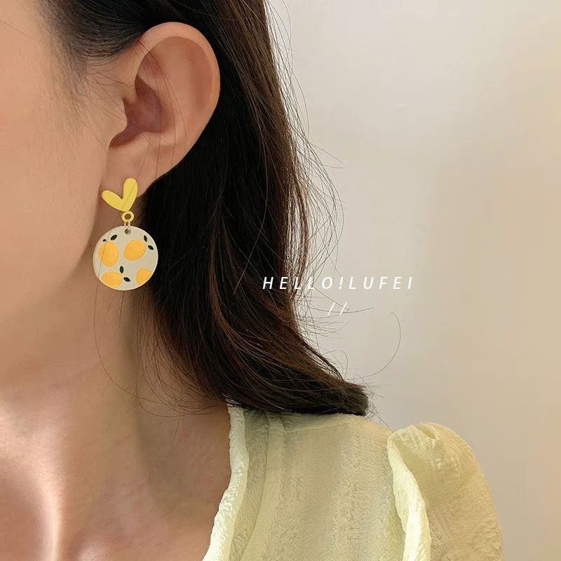 Khuyên tai mặt hình hoa màu vàng cỡ nhỏ đáng yêu