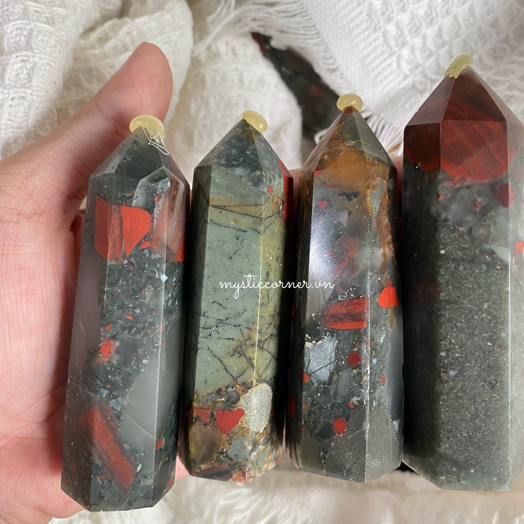Trụ đá Bloodstone (huyết ngọc) dùng trong năng lượng, reiki, Tarot, phong thủy