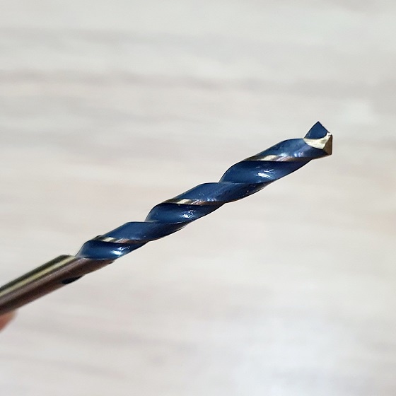 Set Gồm 2 Mũi Khoan 5,0mm Màu Vàng Đồng Đường Xoắn Màu Đen Chất Liệu Thép