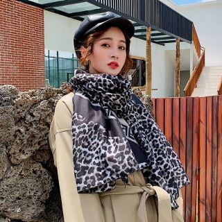 Khăn choàng hoạ tiết thổ cẩm xinh xắn