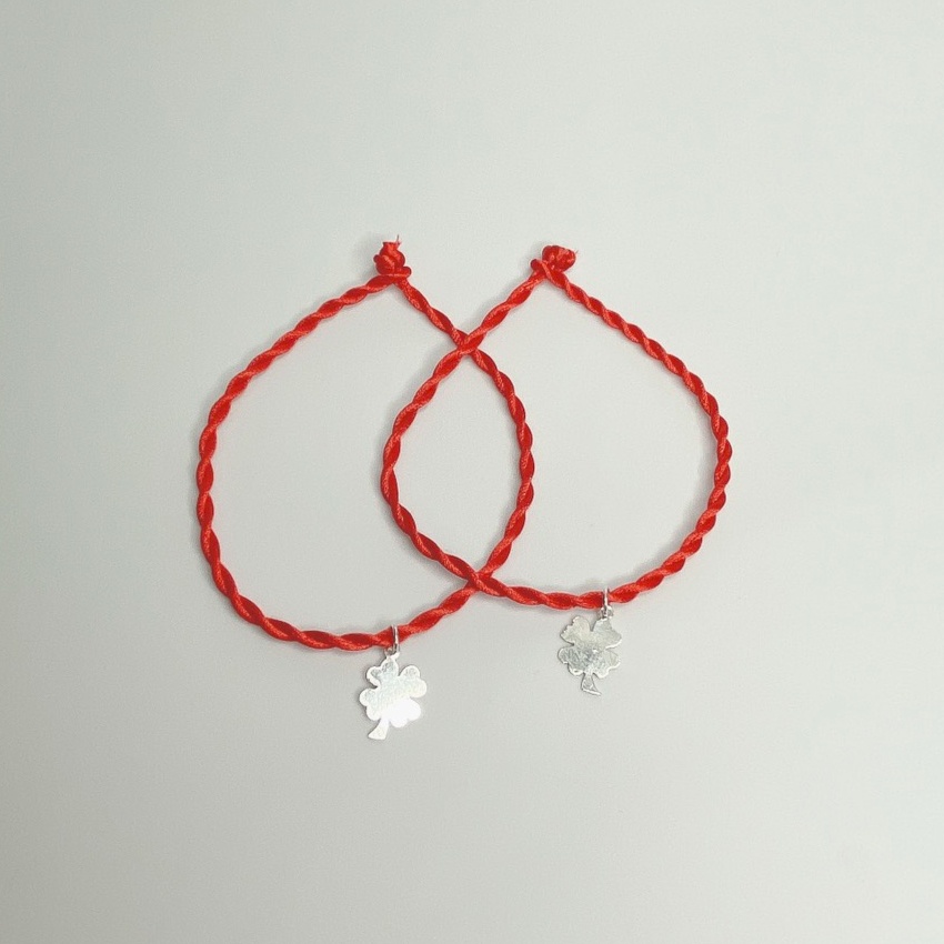 Vòng tay chỉ đỏ gắn cỏ 4 lá bạc ta đem lại may mắn