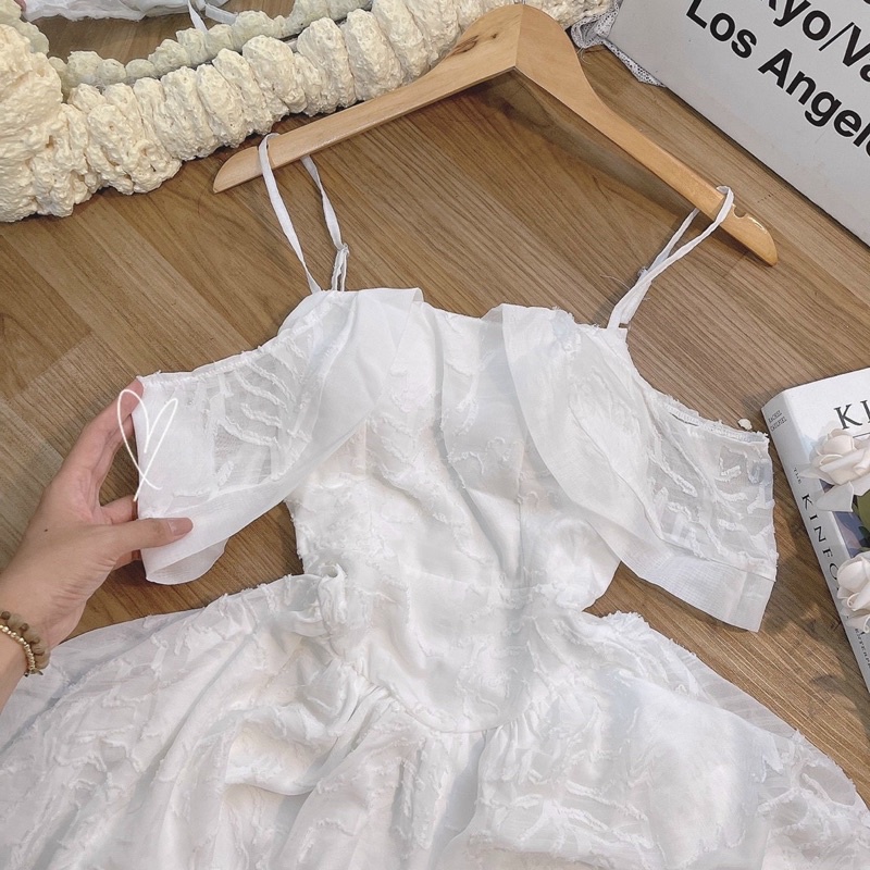 Váy trắng rớt vai nổi