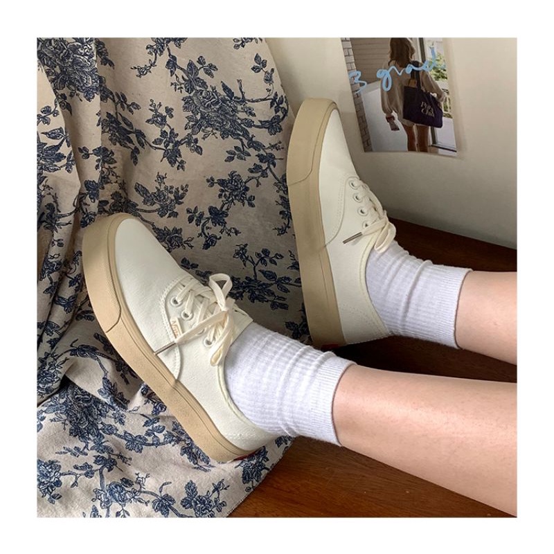 Giày thể thao nữ đế bằng màu be, màu sắc vintage