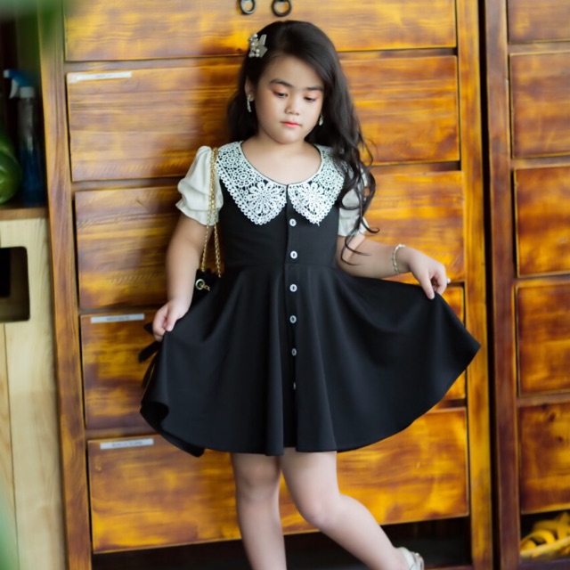 Đầm xoè đen cổ ren