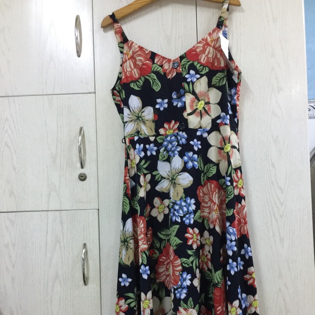 Đầm hoa hở lưng cột dây.