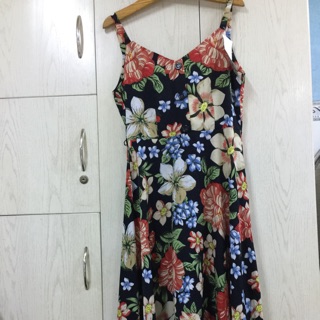 Đầm hoa hở lưng cột dây.