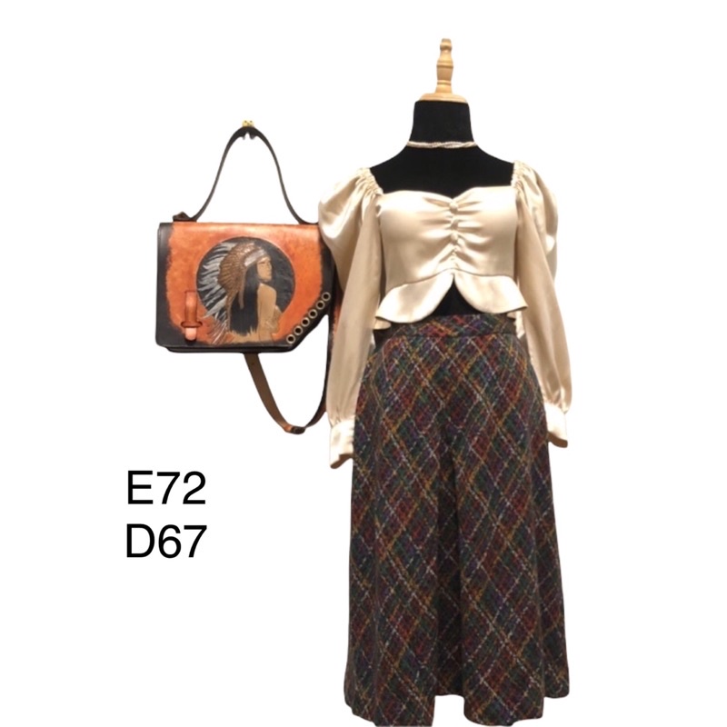 Chân váy dài dạ nhật hoạ tiết vintage.dáng midi, xếp ly phía trước. có khoá. dạ và lót mềm mại. màu sắc đẹp dễ mix đồ