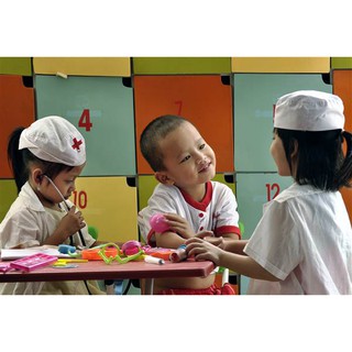áo bác sĩ và mũ bác sĩ, áo blouse dài không có quần đi kèm, ảnh thật là ảnh 2 em bé đứng cạnh nhau