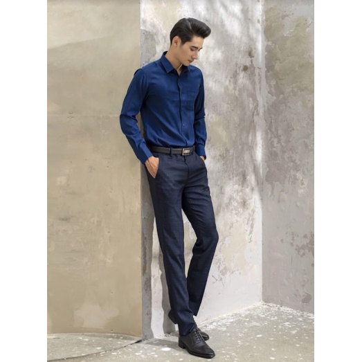 Quần tây công sở nam Aristino màu xanh tím than 26 kẻ dáng regular fit chất liệu polyester ATR03909