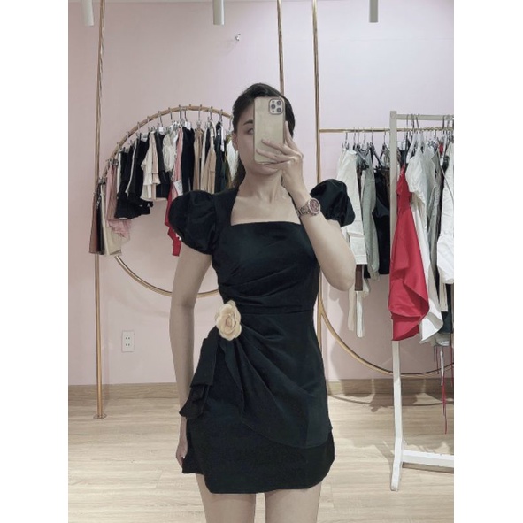 ĐẦM CỔ VUÔNG VẠT XÉO KÈM TAG HOA EO