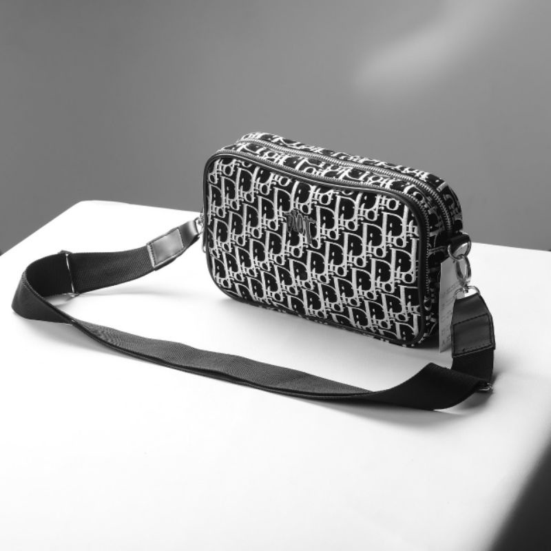 Túi đeo chéo CROSSBODY DIOR NEW 2022 với thiết kế 2 ngăn tiện lợi, chất liệu Polyseter chống thấm nước