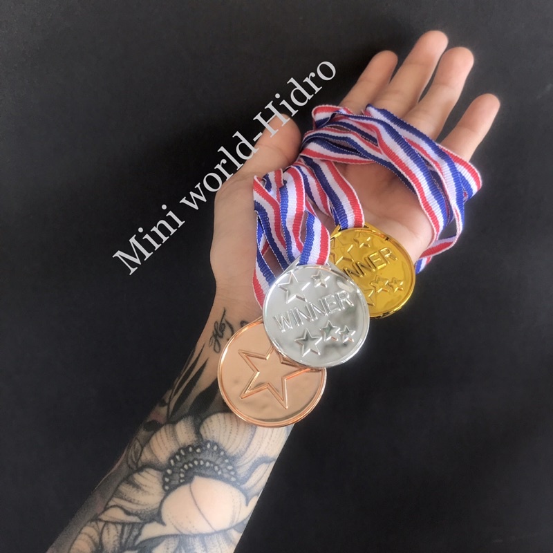Mô hình huy chương vàng bạc đồng vô địch mini dùng cho trẻ em.