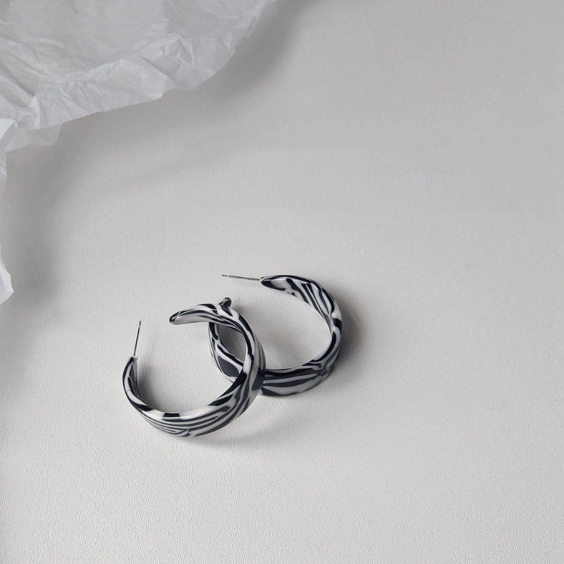 Bông Tai Hình Tròn Màu Trắng Đen Đơn Giản Thời Trang Cho Nữ