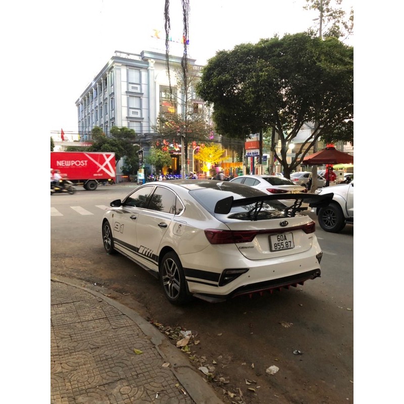 Đuôi gió thể thao xe sedan có đèn hậu