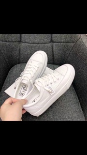 Giày lười k cần buộc dây gắn tem