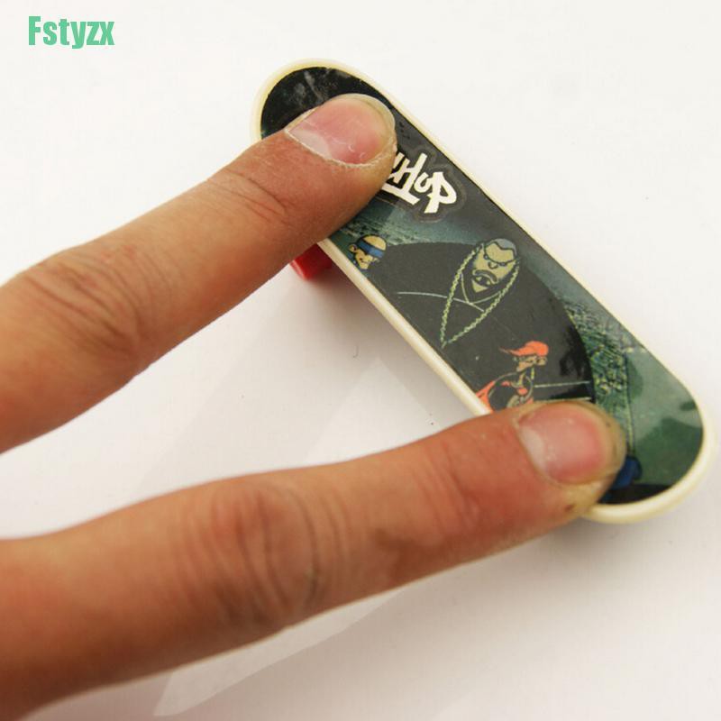 fstyzx 1X Mini Finger Board Skateboard Novelty Kids Boys Girls Toy Gift for Party 3.7&quot;