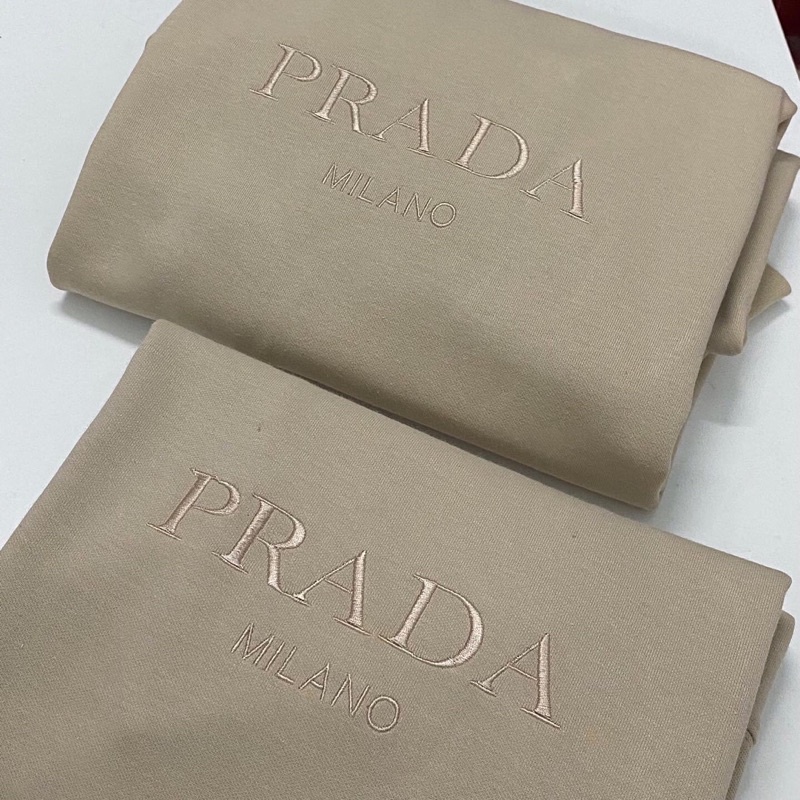 Áo sweater thêu theo yêu cầu chất lót bông dày dặn.