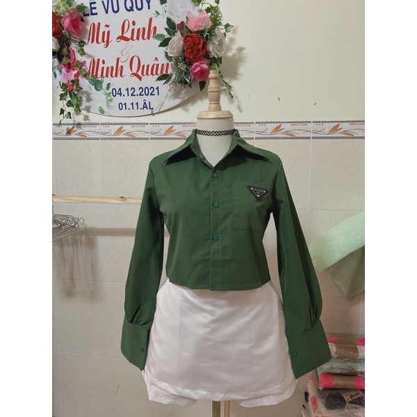 Áo sơ mi croptop xanh lá 1 túi tag kim loại