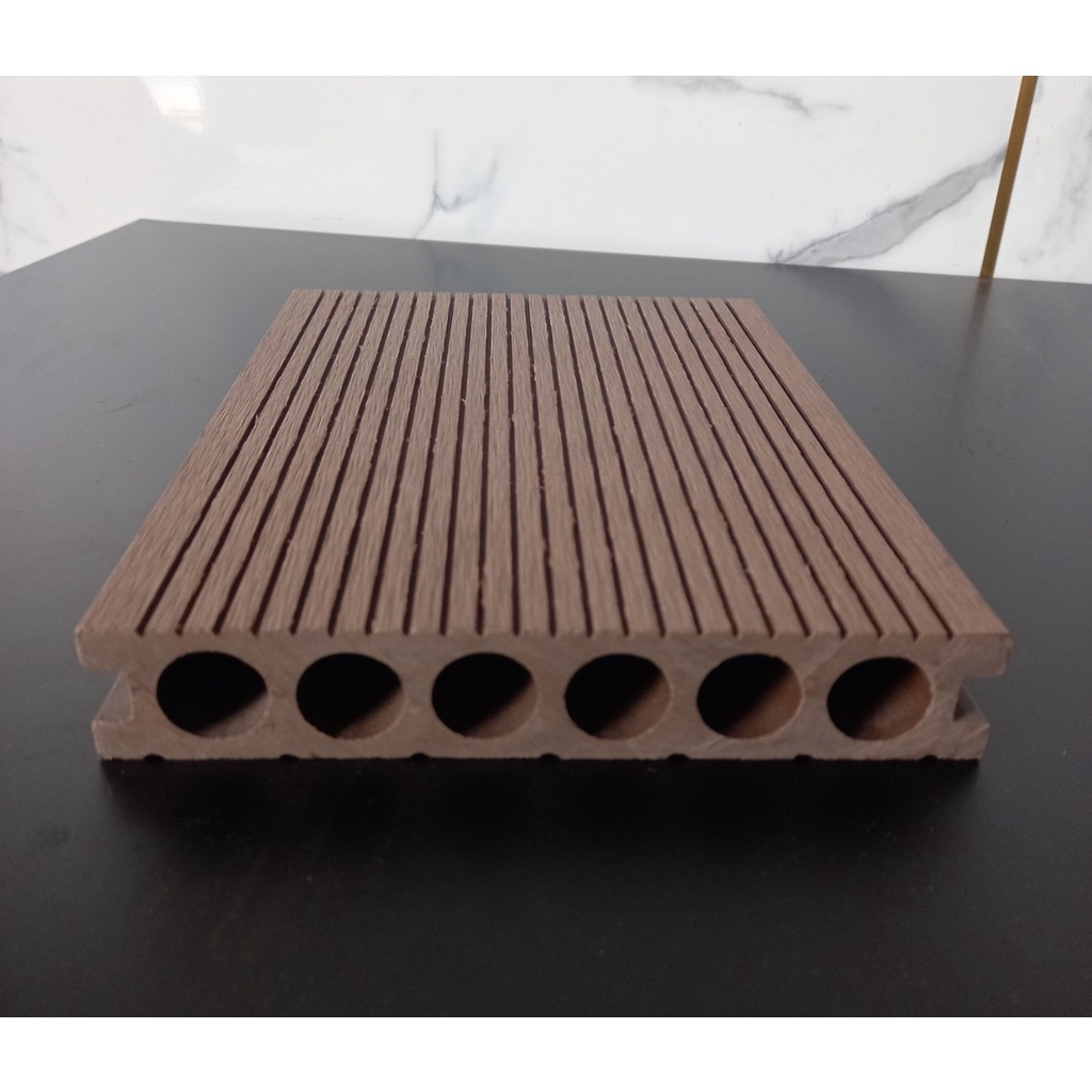 Thanh sàn gỗ nhựa ngoài trời 6 lỗ tròn, kt 140x25x2200, làm hồ bơi, sân vườn,
