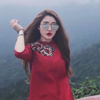 Áo dài gấm đỏ thêu hoa