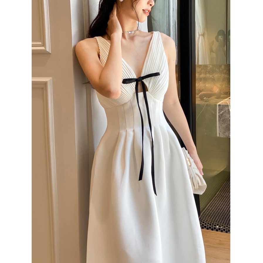 Đầm maxi trắng đi tiệc thiết kế cổ V dập ly, đính nơ ngực, dáng xòe sang trọng
