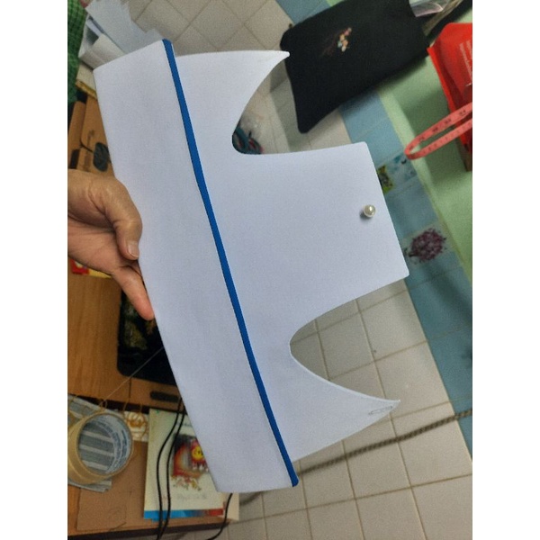 Nón y tá hàng may thủ công.