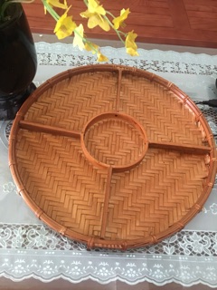 Mẹt tre chia ngăn.