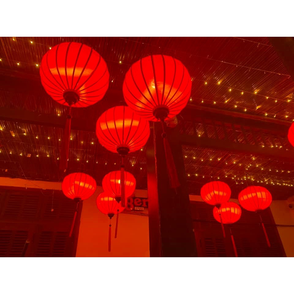 Đèn Lồng Hội An Màu Đỏ Hình Tròn, Củ Tỏi Vãi Lụa, Gấm Trang Trí Quán Cafe, Nhà hàng, Đền Chùa Size 45cm, 60cm