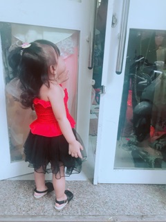 Set áo nhún đỏ chân váy tutu đen