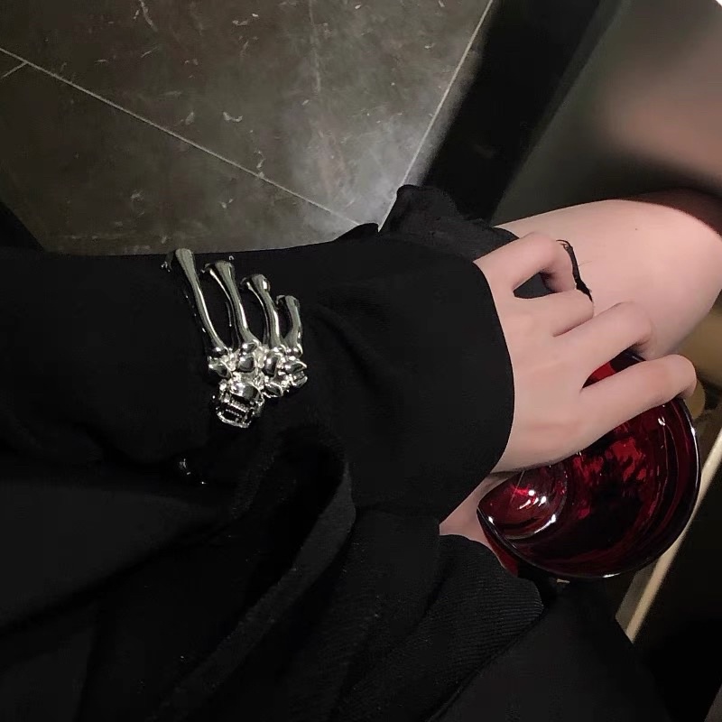 Vòng đeo hình xương bàn tay cực cá tính