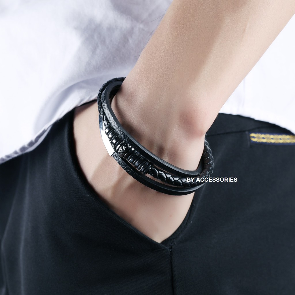 Vòng tay dây da triple bọc khoanh họa tiết kim loại