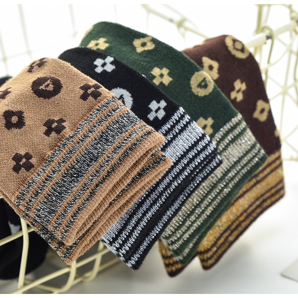 Vớ Tất Họa Tiết cổ cao Nam Nữ phong cách trẻ trung, năng động.