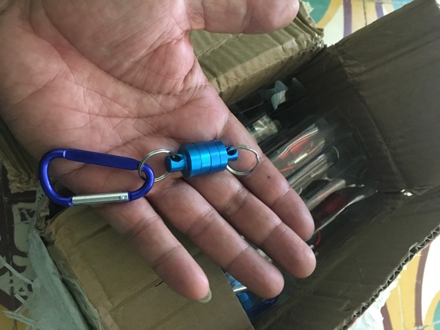 Móc nam châm hít bi