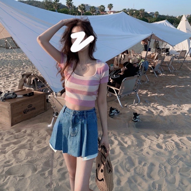 Áo trắng croptop trễ vai và chân váy HM