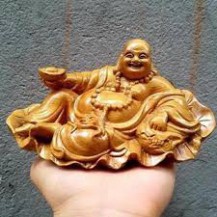 Tượng Đức di lạc ngồi đài sen làm bằng gỗ (đặt trên bàn làm việc với trên taplo xe oto )