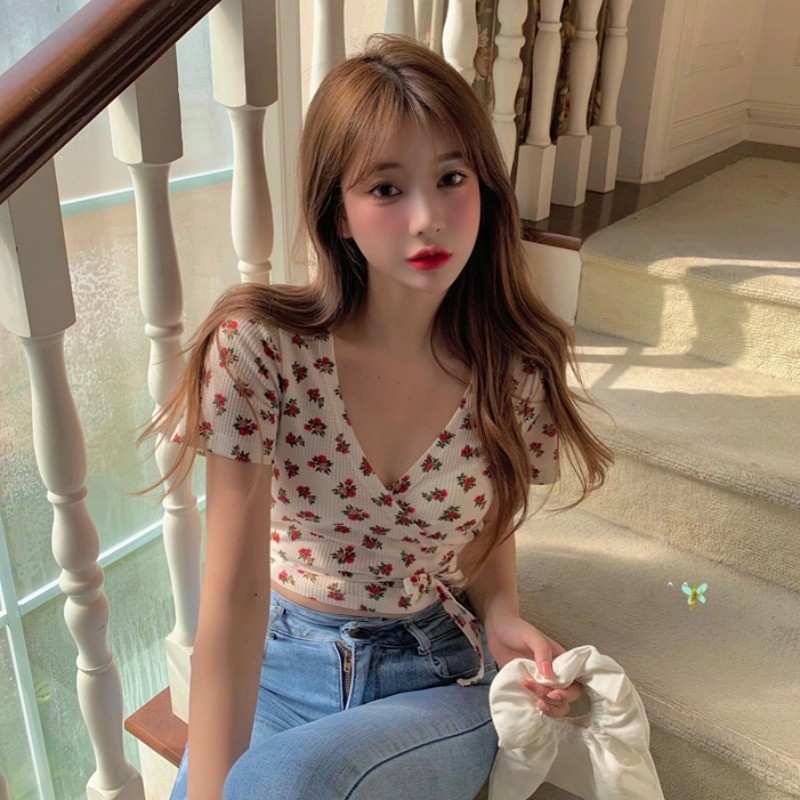 Áo croptop tay ngắn cổ chữ V phối hoạ tiết hoa thời trang phong cách retro Hàn Quốc